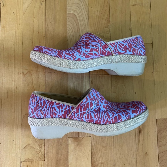 Dansko Victoria Red Grass Espadrille Clogs - Picture 4 of 6